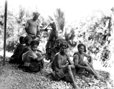 Grupp av infödda. Kulawi, Sulawesi. Indonesien - SMVK - 000340
