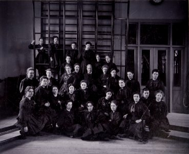 Gruppbild kvinnliga elever Gymnastiska Centralinstitutet Stockholm ca 1900 0110