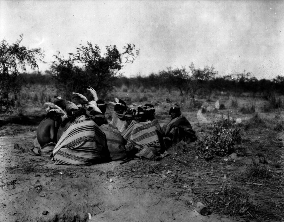 Grupp av vilande dansare. Rio Pilcomayo, Bolivianska Chaco. Rio Pilcomayo, Gran Chaco - SMVK - 004690
