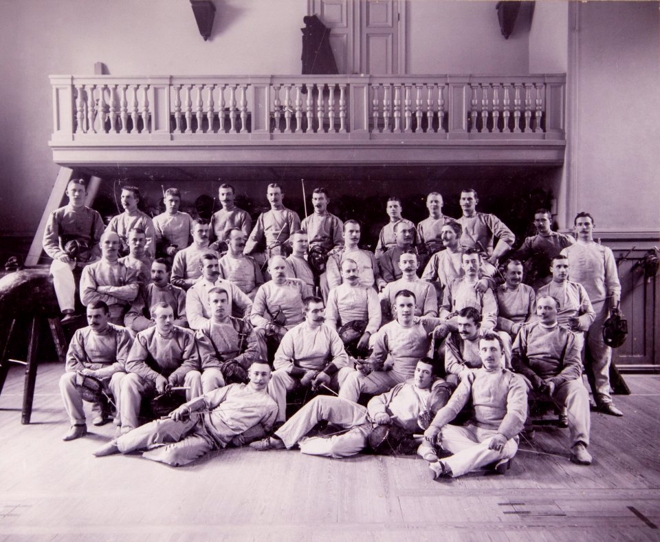Gruppbild manliga elever i fäktutrustning, Gymnastiska Centralinstitutet Stockholm ca 1900, gih0111