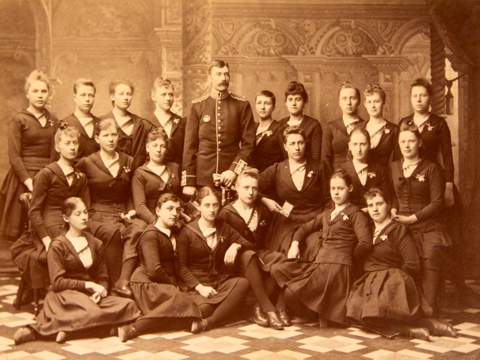 Gruppbild Stockholms kvinnliga gymnaster Internationella Gymnastikfesten 1891 0093