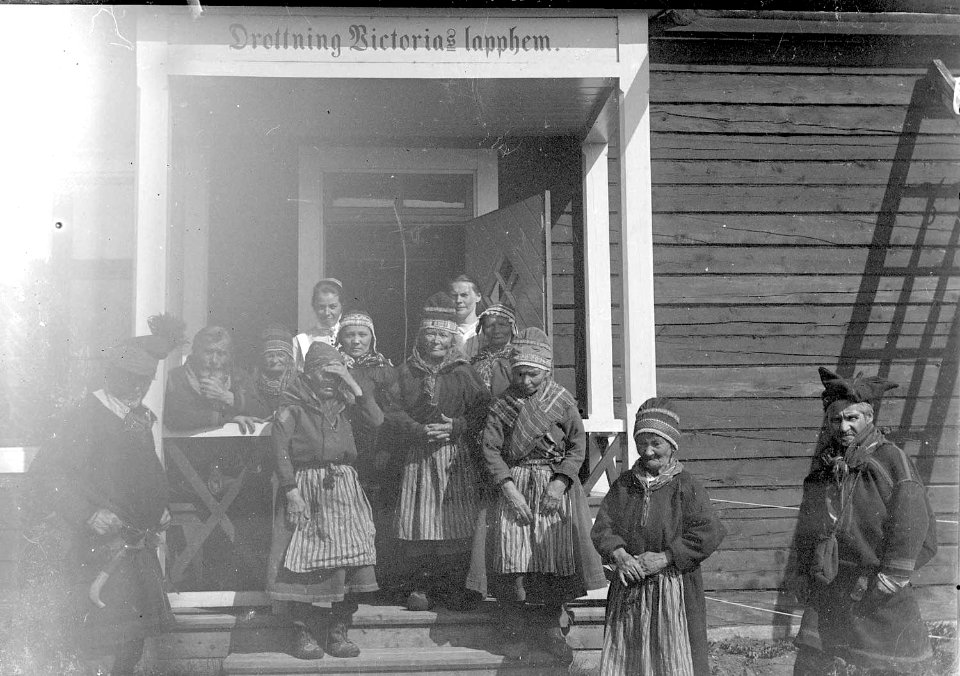 Gruppbild på yttertrappan till Drottning Victorias lapphem - Nordiska Museet - NMA.0054339