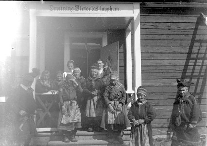 Gruppbild på yttertrappan till Drottning Victorias lapphem - Nordiska Museet - NMA.0054339 photo