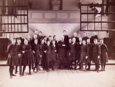 Gruppbild kvinnliga elever Gymnastiska Centralinstitutet Stockholm ca 1900 0109