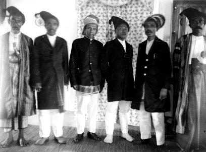Gruppbild. Sultanens av Boeton högsta ämbetsmän. Buton, Sulawesi. Indonesien - SMVK - 000273