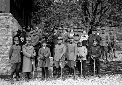 Gruppenbild mit Zivilisten, Einweihung Soldatenhauses General Wille - CH-BAR - 3240917