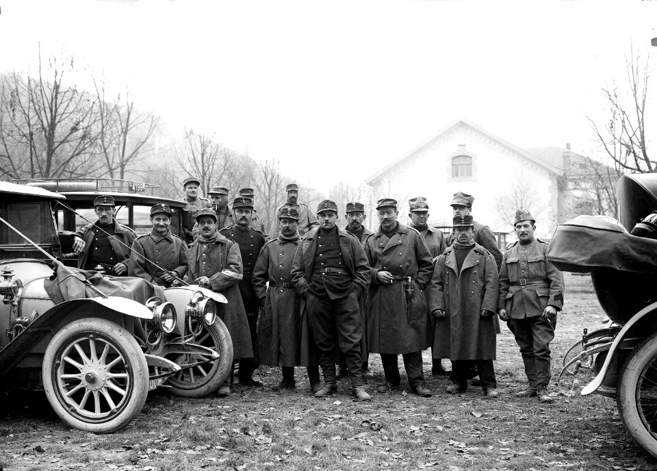 Gruppenbild an der Automobilabschatzung während der Demobilisation - CH-BAR - 3241501