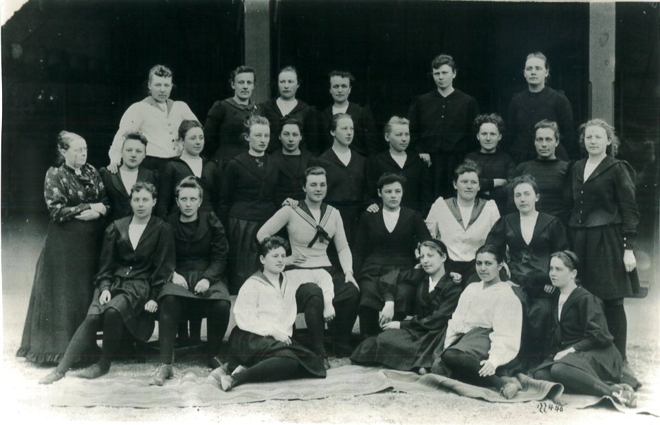 Gruppbild på kvinnliga elever vid Gymnastiska Centralinstitutet 1893 gih0147