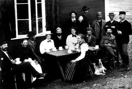 Gruppbild. Kafferep utanför Sylstugan vid invigningen. I förgrunden flicka i folkdräkt - Nordiska Museet - NMA.0000052