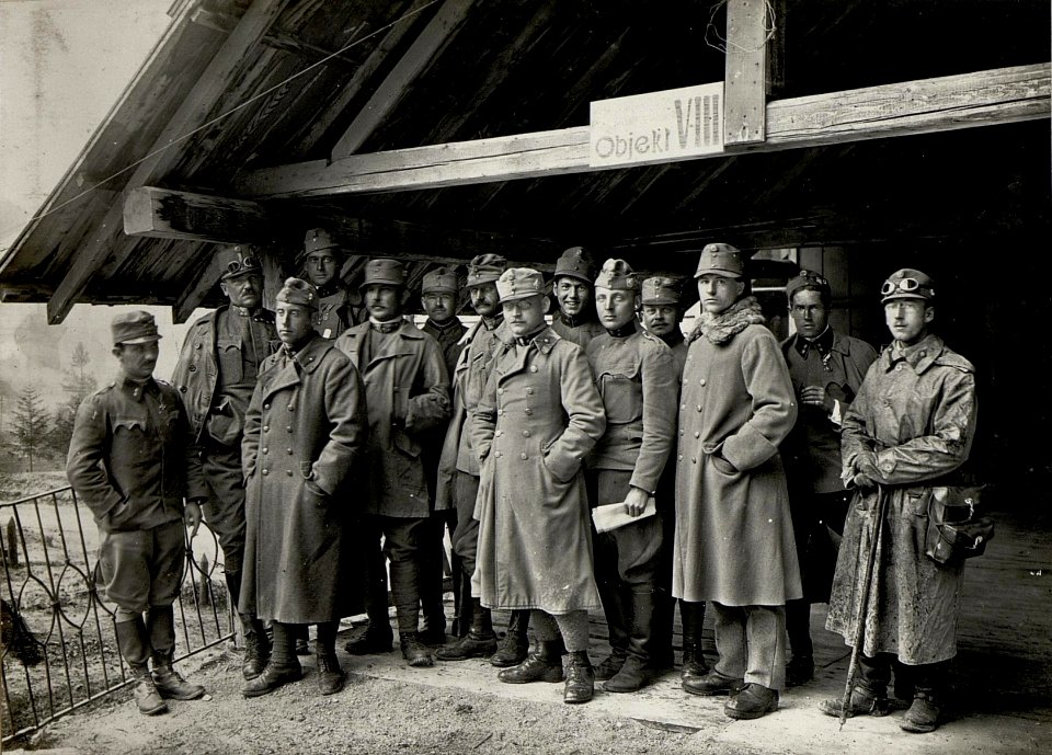 Gruppenbild, Kommando Oberst BAUMANN, Vielgereuth. Aufgenommen am 13. Mai 1916. (BildID 15534070)