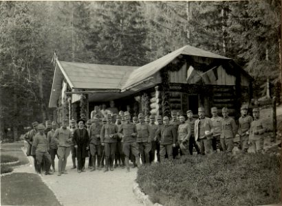 Gruppe und die Herrn Offiziere. Aufgenommen am 21. Juli 1916. (BildID 15478640)