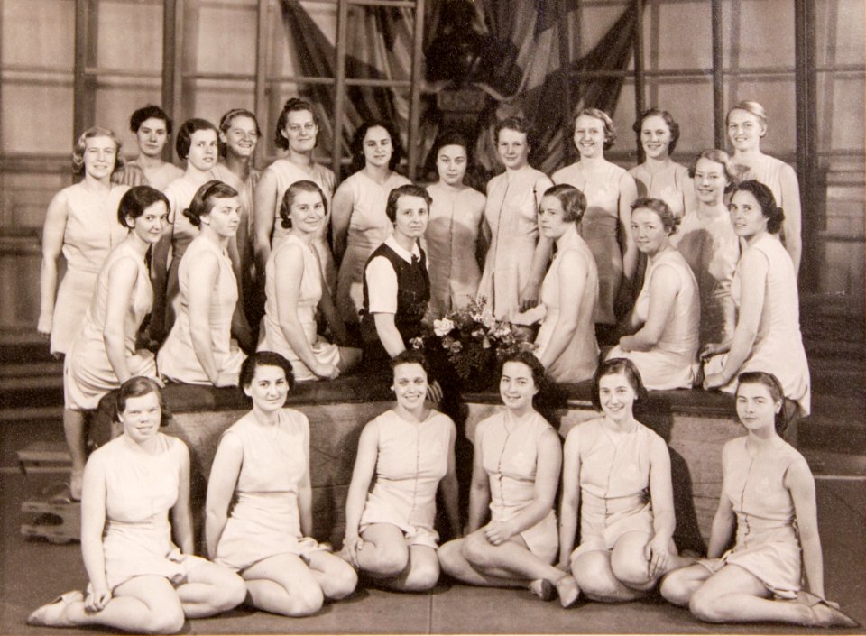 Gruppfoto kvinnliga elever vid Gymnastiska Centralinstitutet Stockholm 1937-39 gih0122