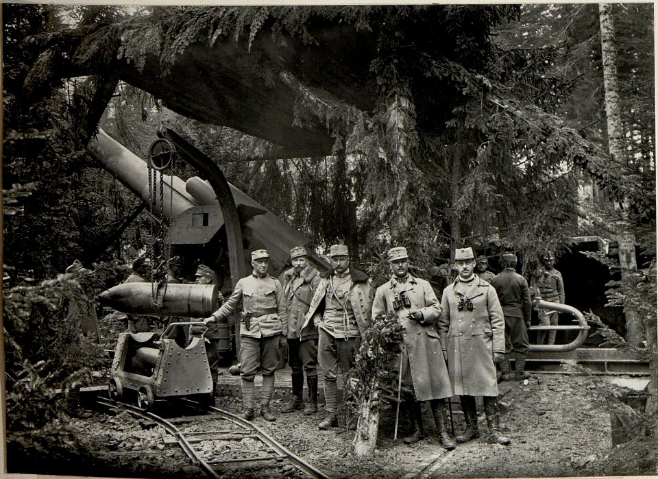 Gruppenbild mit 38 cm Mörser Barbara auf Cost alta. Aufgenommen im Mai 1916. (BildID 15535806)