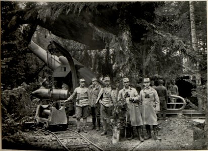 Gruppenbild mit 38 cm Mörser Barbara auf Cost alta. Aufgenommen im Mai 1916. (BildID 15535806)