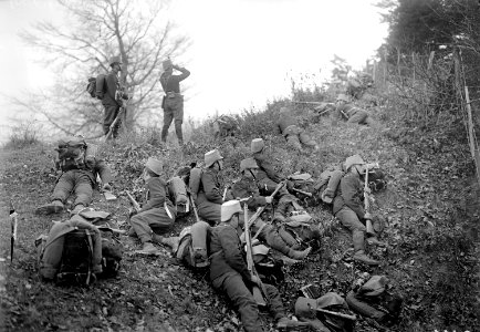 Gruppe von Infanteristen auf Beobachtungsposten - CH-BAR - 3239194