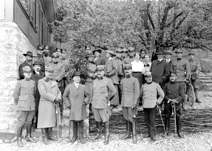 Gruppenbild mit Zivilisten, Einweihung Soldatenhauses General Wille - CH-BAR - 3240916