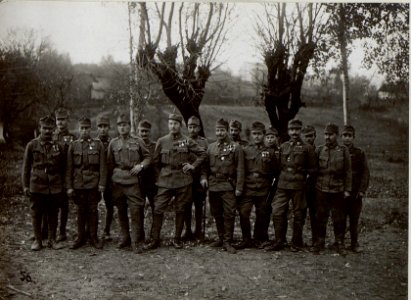 Gruppe von dkorierten Offizieren und Mannschaften einer Kompanie vom Infanterieregiment 54 (BildID 15654656)