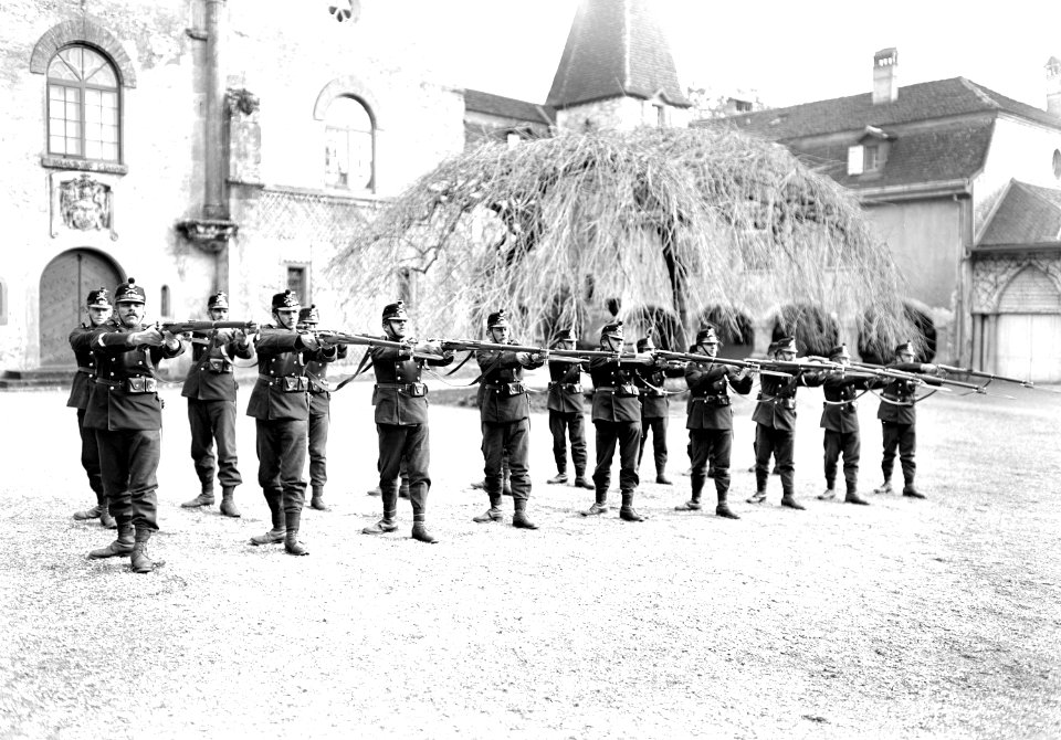 Gruppe von Infanteristen beim Bajonettfechten - CH-BAR - 3238128