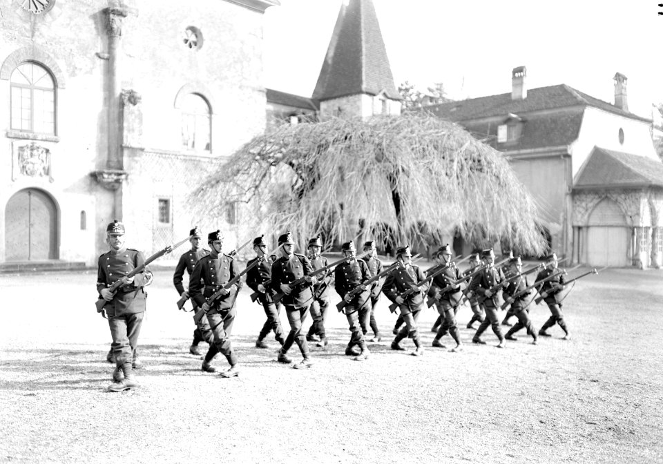 Gruppe von Infanteristen beim Bajonettfechten - CH-BAR - 3238132