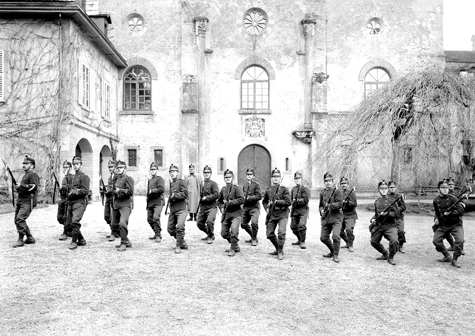 Gruppe von Infanteristen beim Bajonettfechten - CH-BAR - 3238136