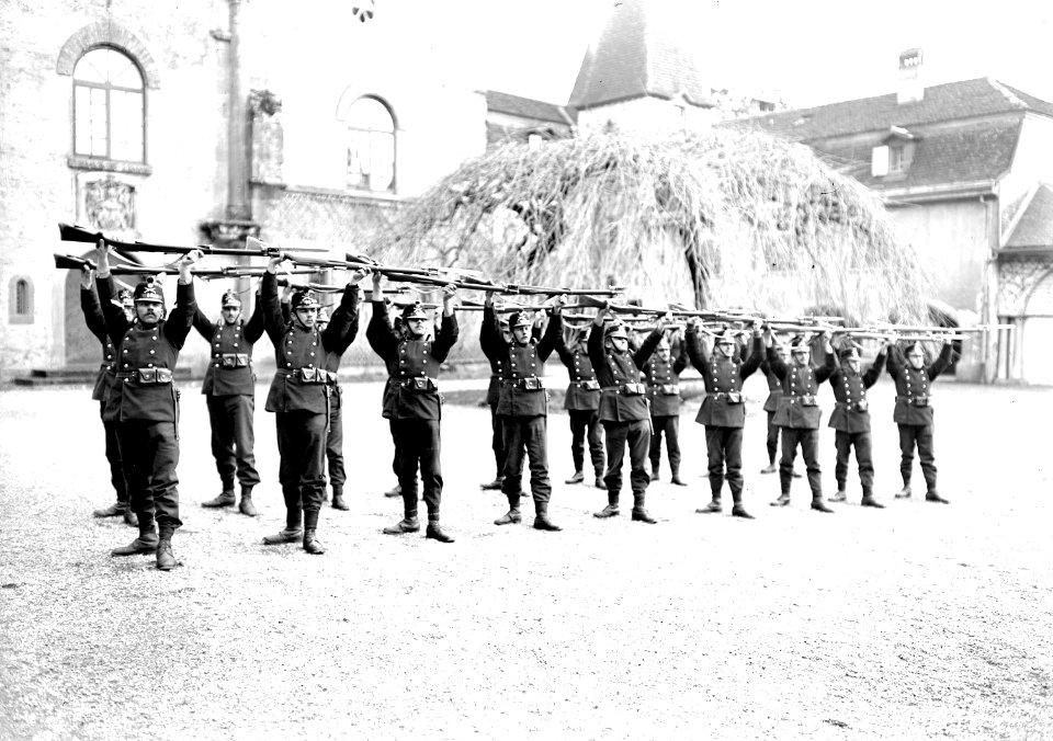 Gruppe von Infanteristen beim Bajonettfechten - CH-BAR - 3238127