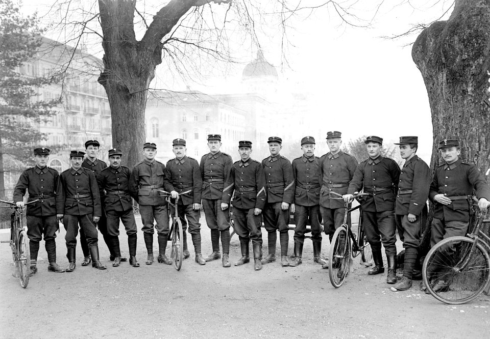 Gruppe von Meldeläufern vor dem Bundeshaus - CH-BAR - 3239361