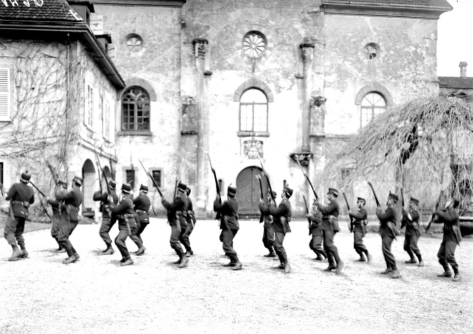 Gruppe von Infanteristen beim Bajonettfechten - CH-BAR - 3238131