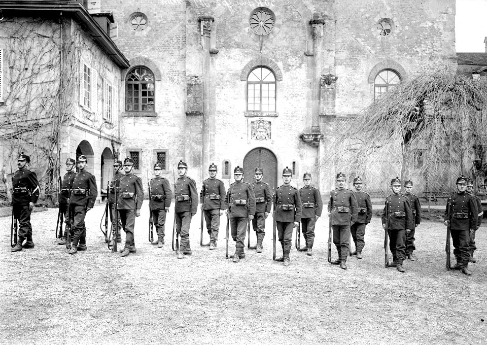 Gruppe von Infanteristen beim Bajonettfechten - CH-BAR - 3238135