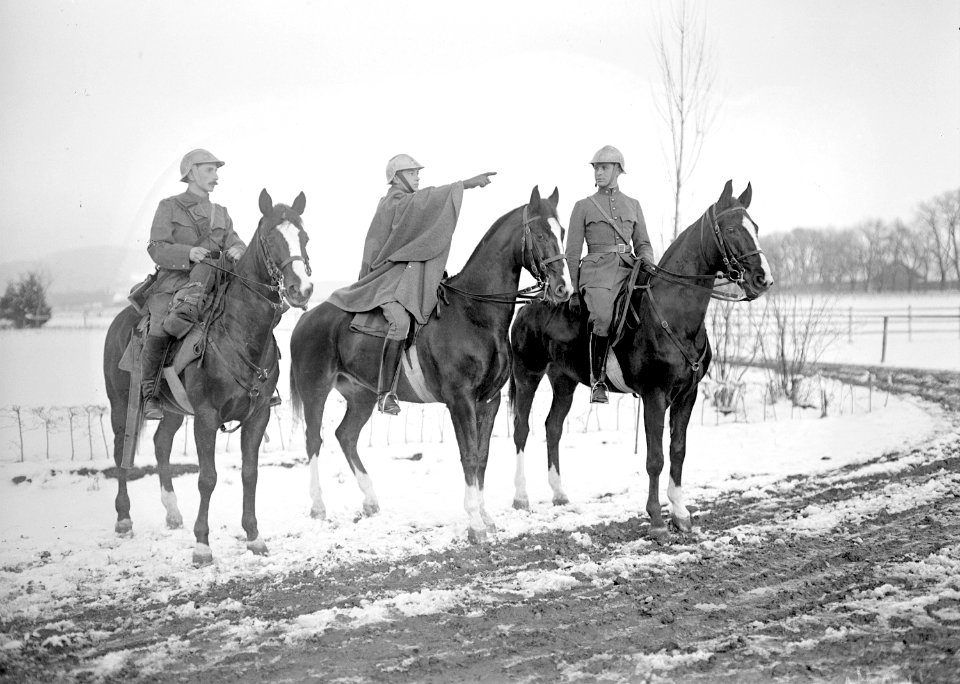 Gruppe von Reitern mit dem neuen Stahlhelm - CH-BAR - 3240242