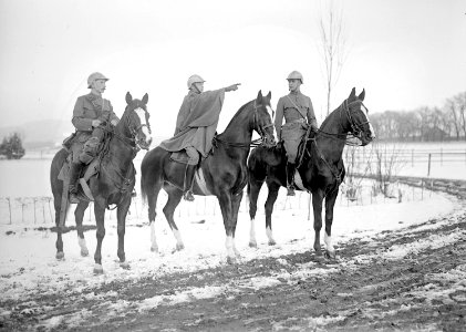 Gruppe von Reitern mit dem neuen Stahlhelm - CH-BAR - 3240242