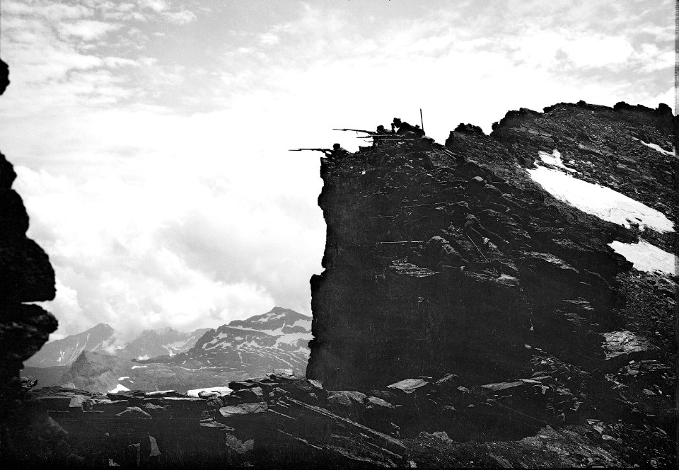 Gruppe von Infanteristen in Stellung auf einem Felskamm - CH-BAR - 3238879