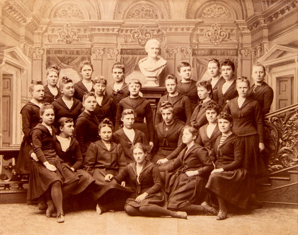Gruppfoto kvinnliga elever vid Gymnastiska Centralinstitutet Stockholm 1889-1891 gih0123