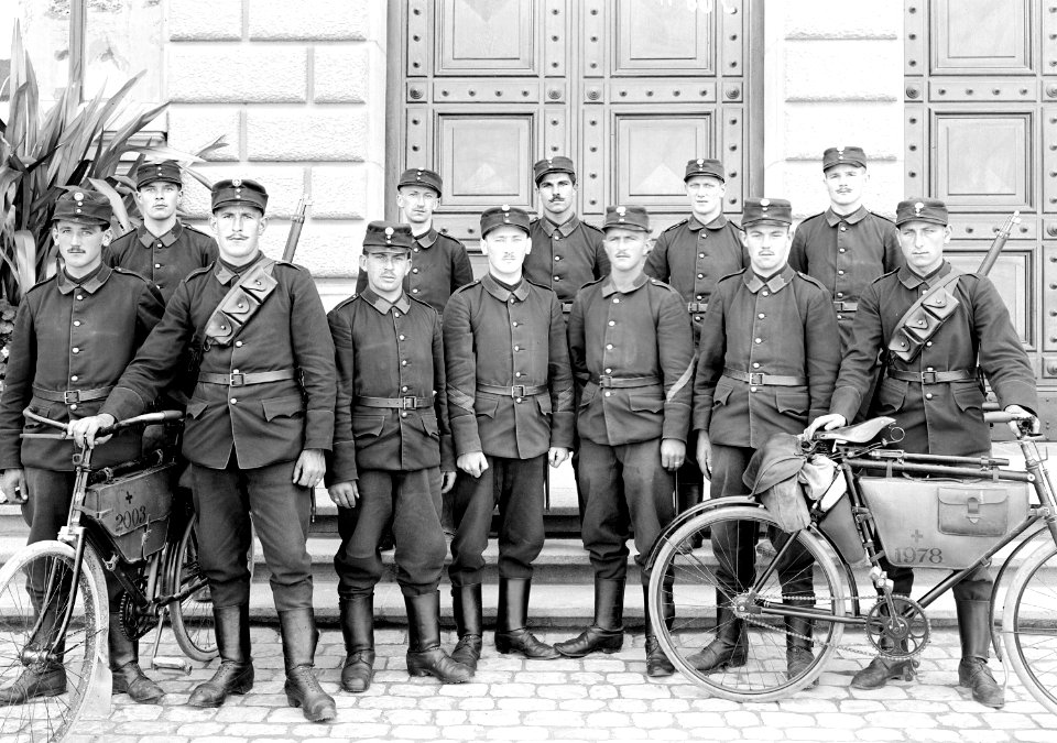 Gruppe von Radfahrern des Armeestabes - CH-BAR - 3240832