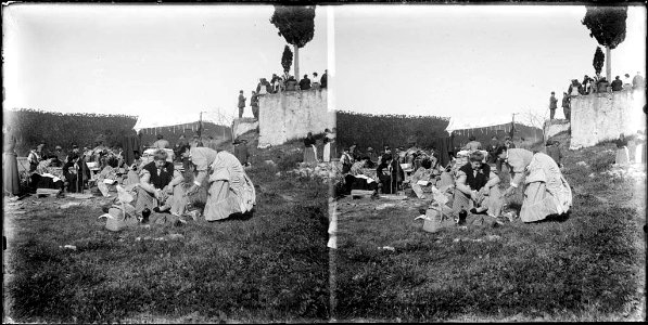 Grups de gent en un àpat a l'aire lliure per l'aplec de Sant Medir