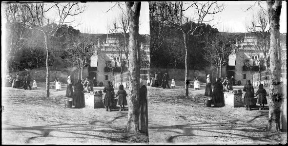 Grups de persones de pícnic al costat de la capella de Santa Eulàlia del Desert de Sarrià