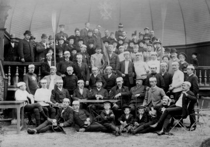 Gruppenaufnahme des 1. Kieler Ruder-Clubs von 1862 (Kiel 44.701)