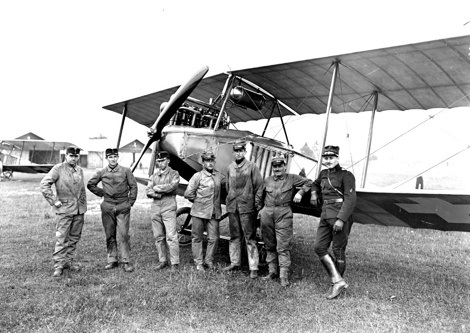 Gruppenbild der Fliegeraspiranten und ihres Lehrers Lt Bider - CH-BAR - 3239657