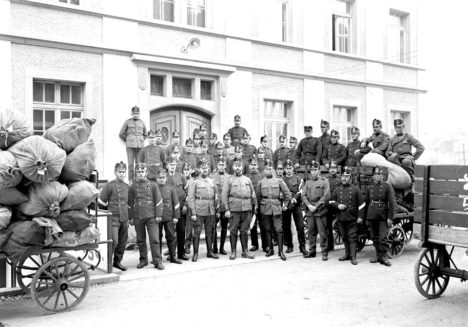 Gruppenbild der Mannschaft des Feldpostbureaus - CH-BAR - 3239321