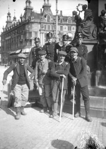 Gruppenbild mit Zivilisten und Soldaten - CH-BAR - 3238732