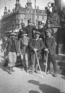 Gruppenbild mit Zivilisten und Soldaten - CH-BAR - 3238731