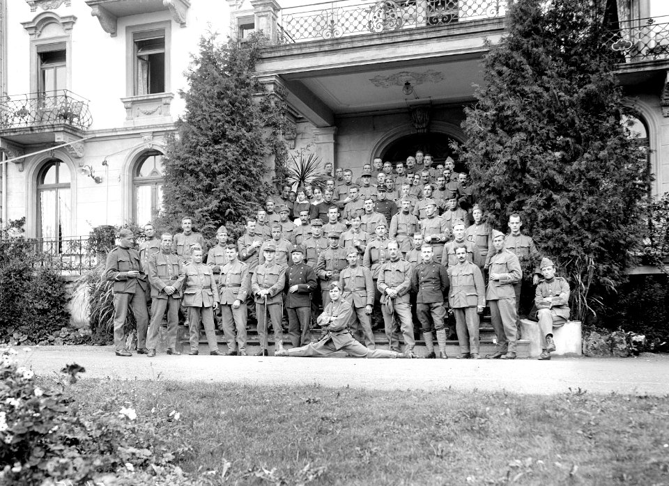 Gruppenbild vor Rekonvaleszenten-Station im Parkhotel Bubenberg - CH-BAR - 3241428