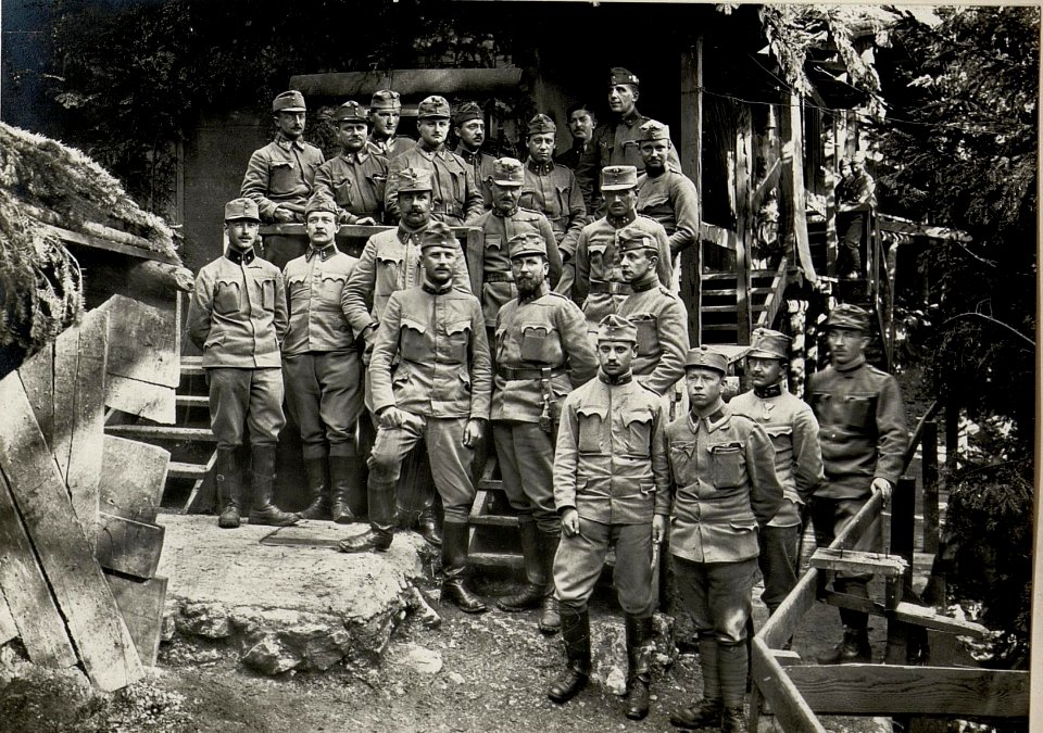 Gruppenbild, Kommando Oberst JANECKA, Cost alta. Aufgenommen im Mai 1916. (BildID 15534063)