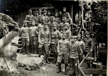 Gruppenbild, Kommando Oberst JANECKA, Cost alta. Aufgenommen im Mai 1916. (BildID 15534063)