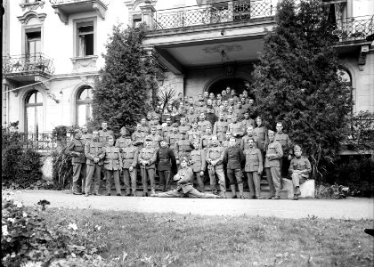 Gruppenbild von Rekonvaleszenten vor dem Parkhotel Bubenberg - CH-BAR - 3241430