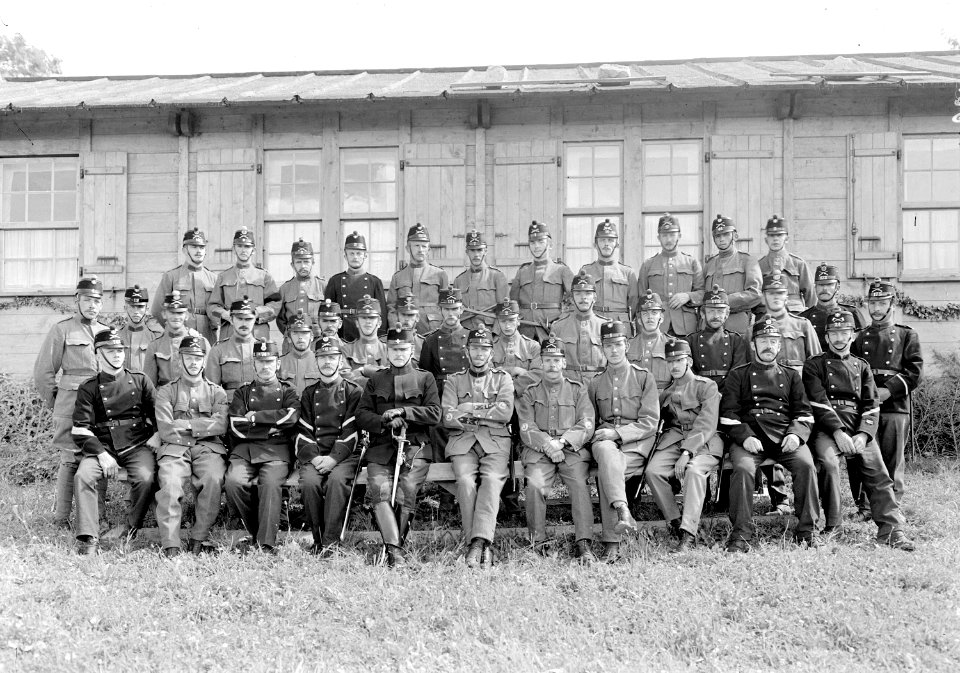 Gruppenbild vor der Unterkunft - CH-BAR - 3240830
