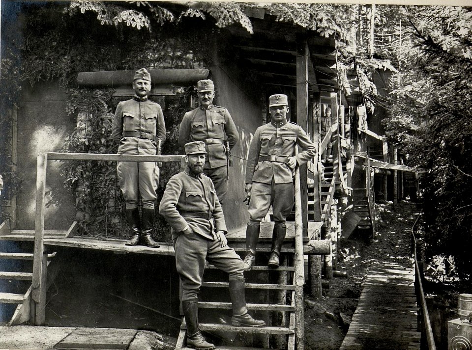Gruppenbild, Kommando Oberst JANECKA, Cost alta. Aufgenommen im Mai 1916. (BildID 15534056)