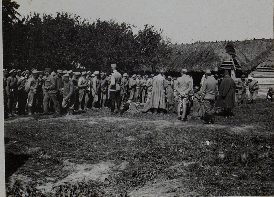 Gruppieren der Gefangenen nch ihren Regimentern (BildID 15456598)