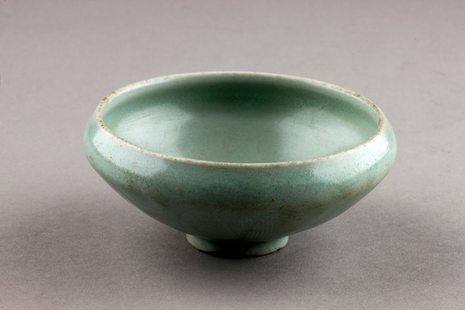 Grön keramikskål från Longquan i Kina södra Song-dynastin, 960-1279 - Hallwylska museet - 95505