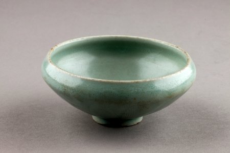 Grön keramikskål från Longquan i Kina södra Song-dynastin, 960-1279 - Hallwylska museet - 95505