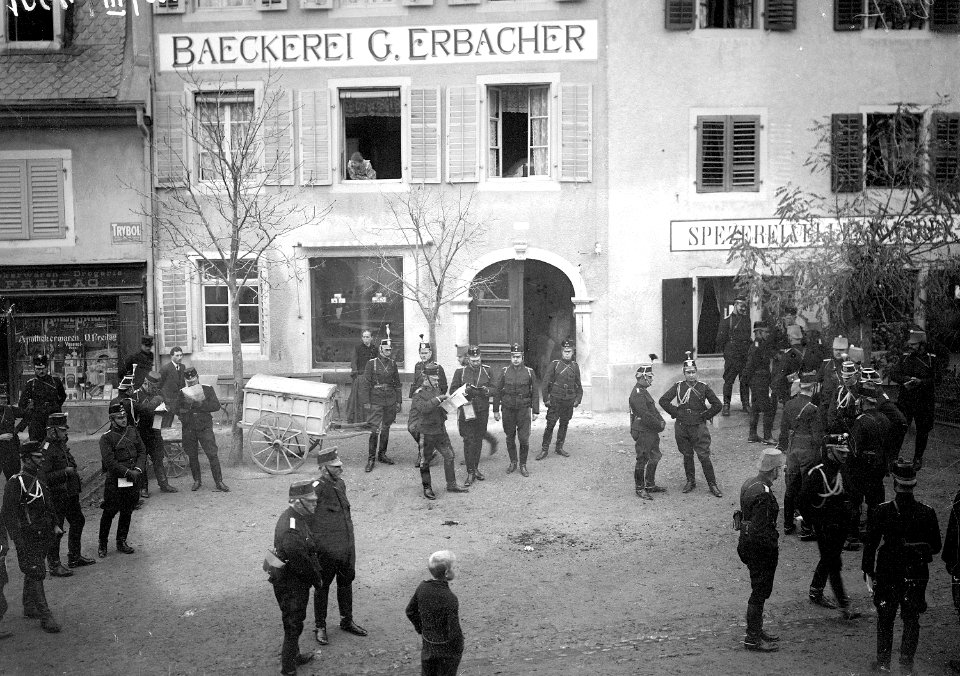 Grössere Offizziersgruppe am Diskutieren - CH-BAR - 3237725